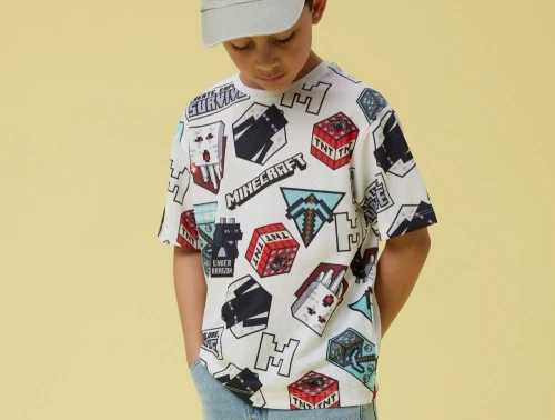 Dreng klædt i hvid t-shirt printet med Minecraft iconer fra Name it 13243277 bright white